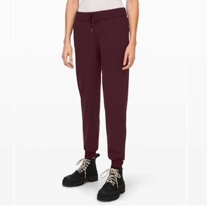 {Lululemon} On the Fly Jogger *Luxtreme 28" in Cassis - Women's 4